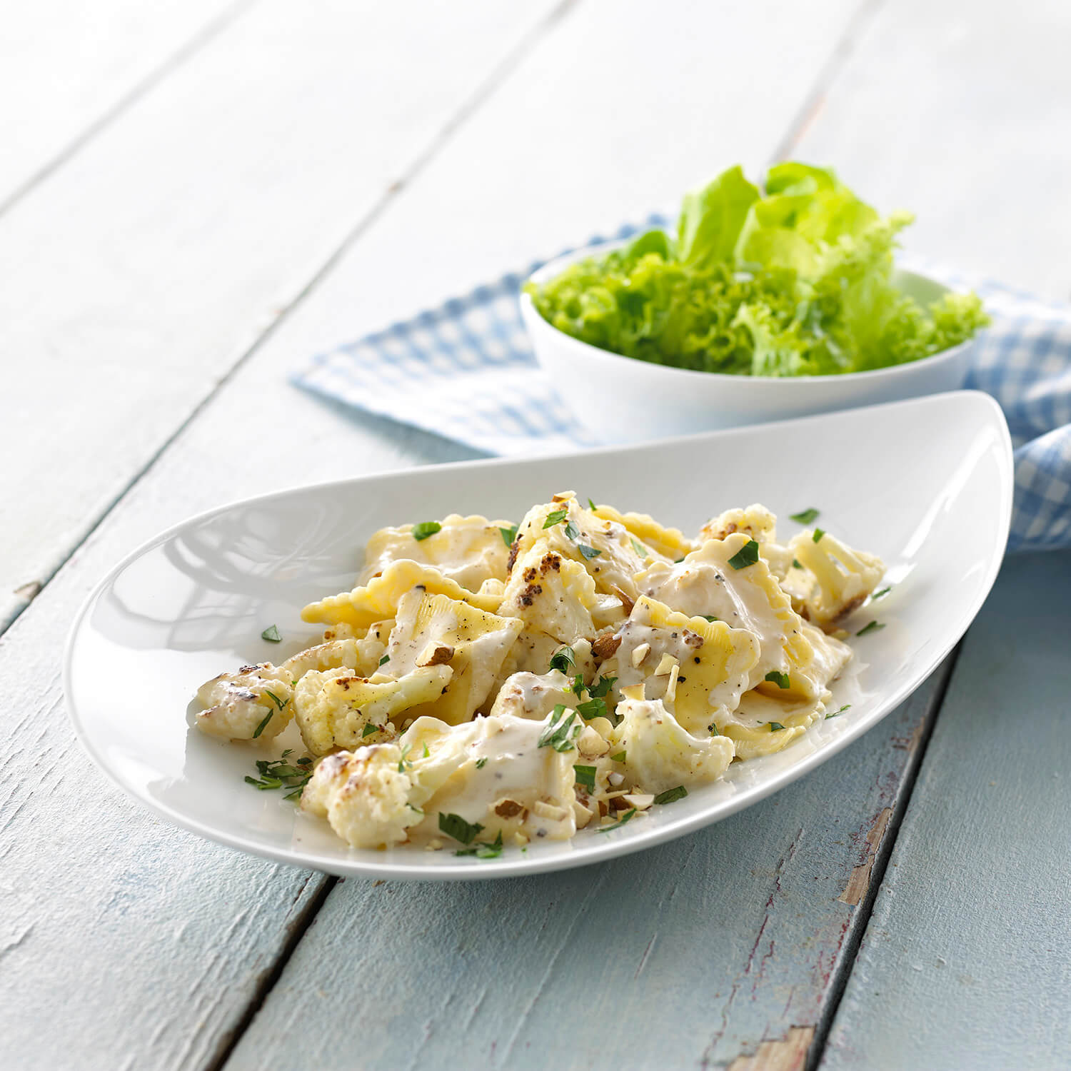 Pasta med mascarpone - ravioli ret med blomkål og ristede mandler - se opskrift