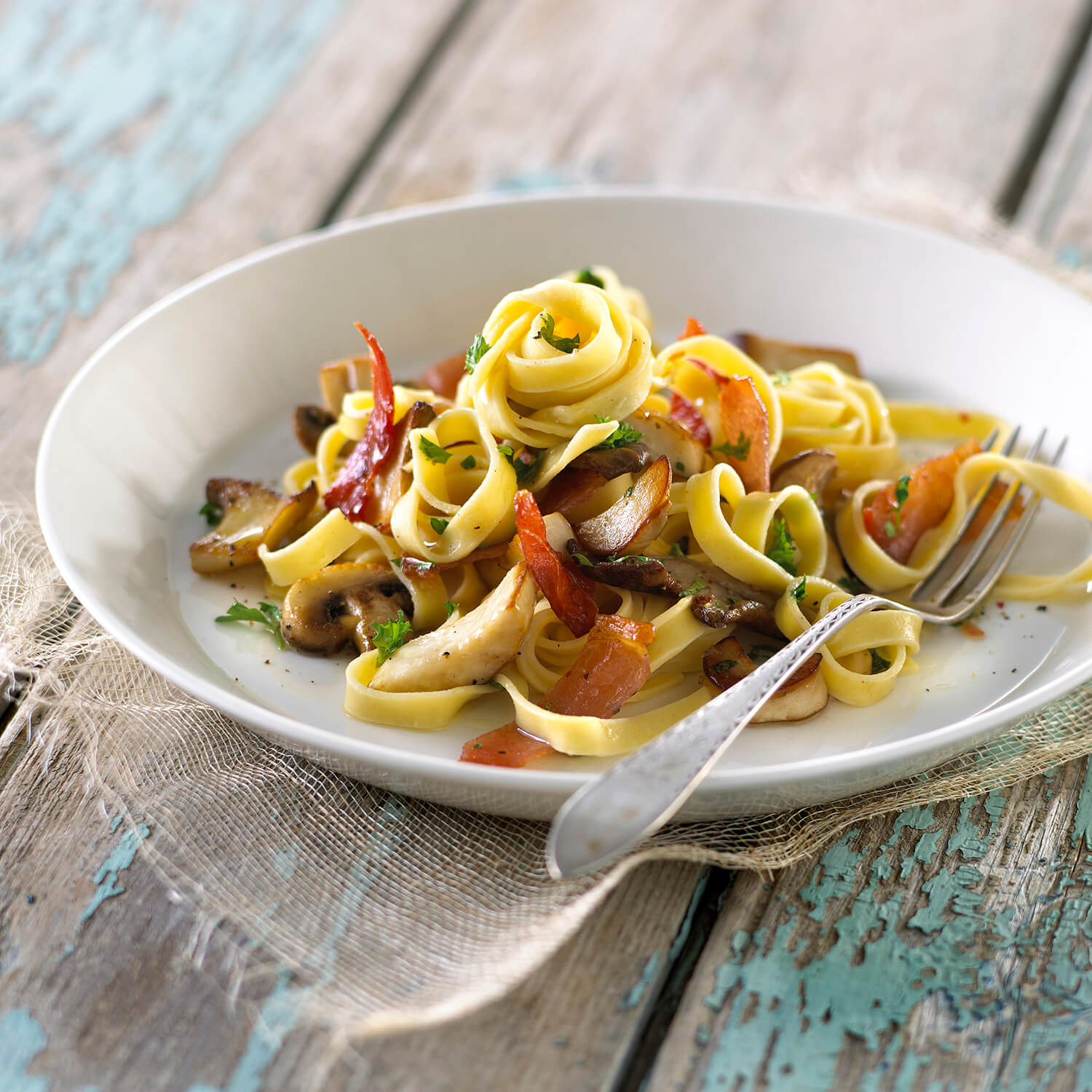 Pasta med bacon og svampe - lækker frisk fettuccine ret - se opskrift