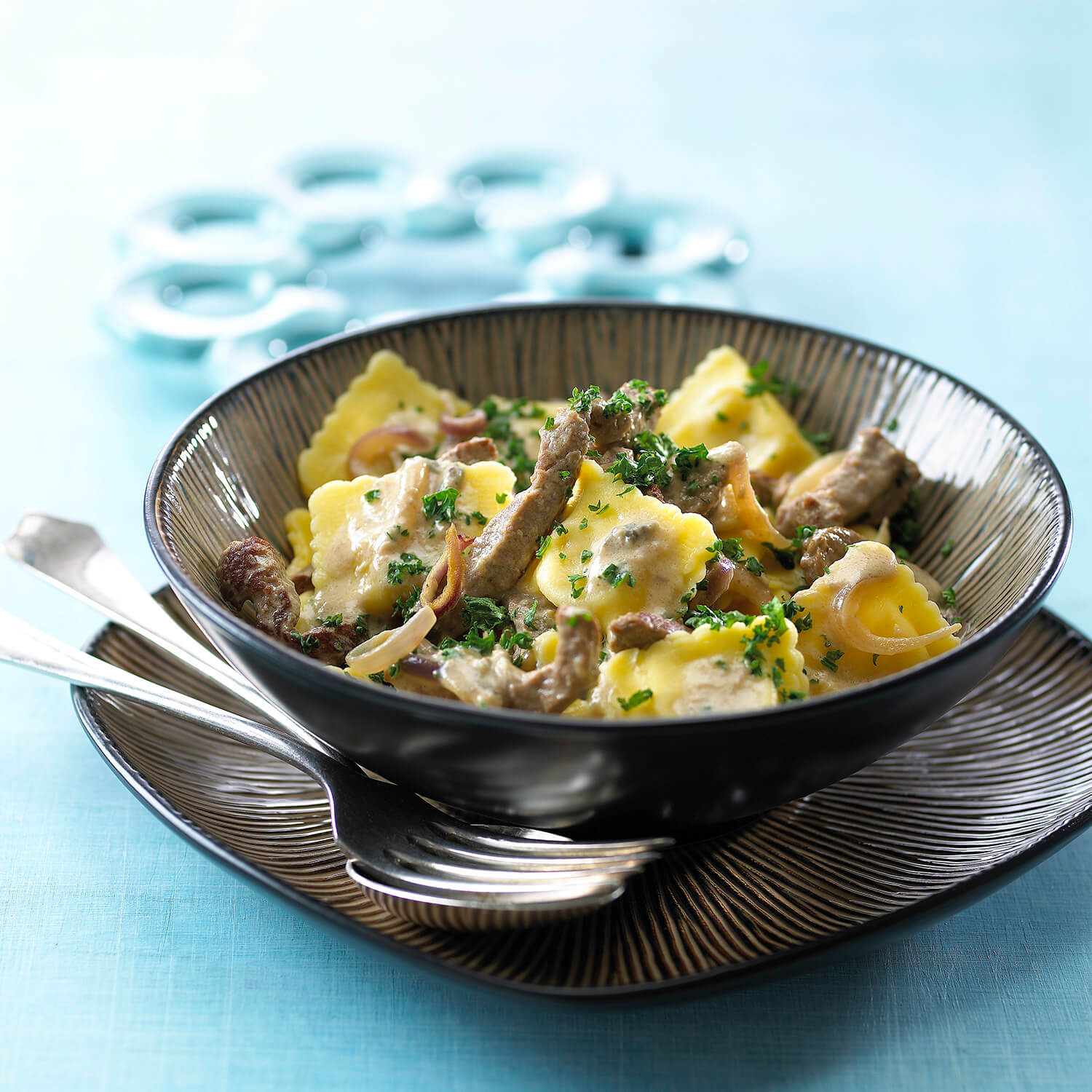 Pasta med oksekød - smuk ravioliret med oksefilet i ostesauce - se opskriften