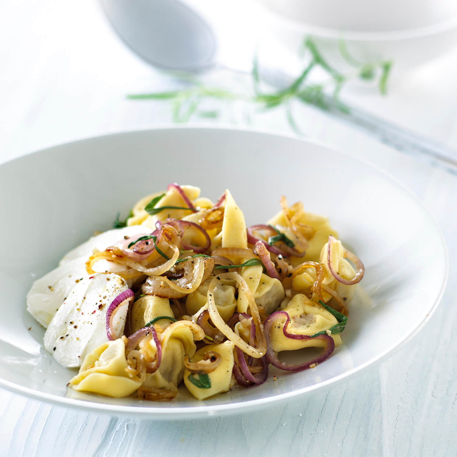 Tortellini med skinke, mozzarella og løg - lækker opskrift