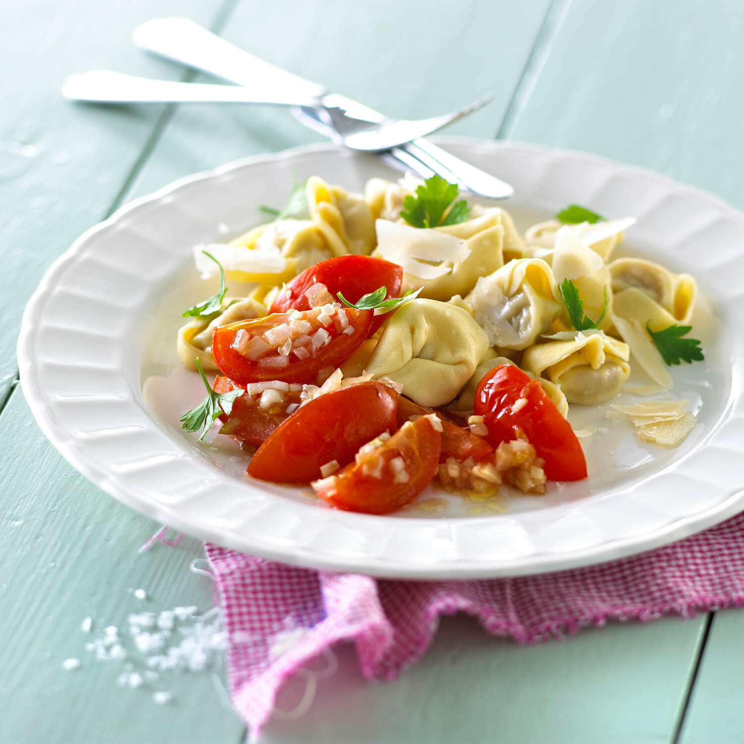 Fyldt pasta med skinke, serveret med tomatsalat og parmesan - opskrift