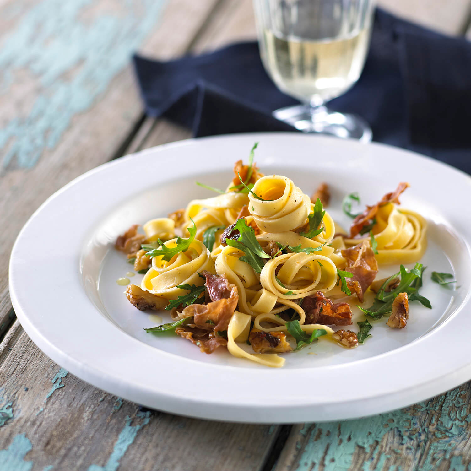 Pasta med parmaskinke - skøn fettuccine opskrift med valnødder og rucola