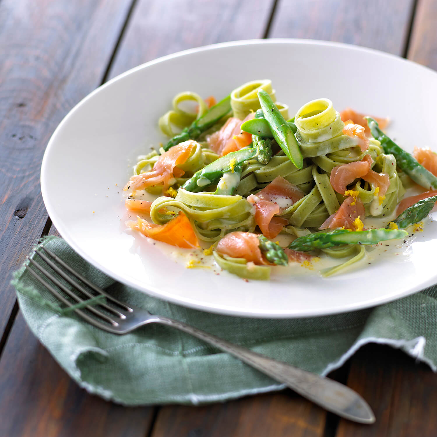 Grøn pasta med citron-aspargessauce og røget laks - lækker opskrift