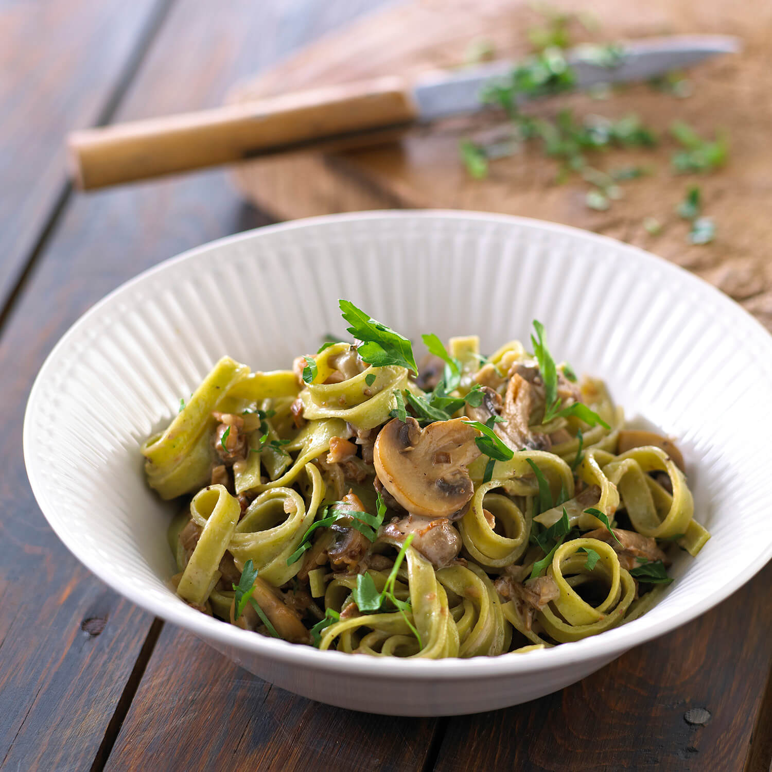 Spinatpasta med svampe, flødesauce og bacon - se hvordan du gør