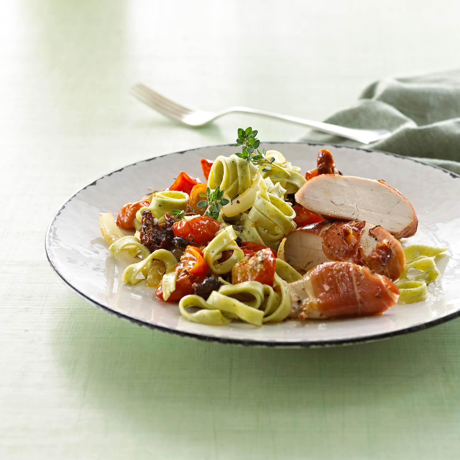 Grøntsagspasta opskrift - fettuccine spinat med kyllingefilet og tomat