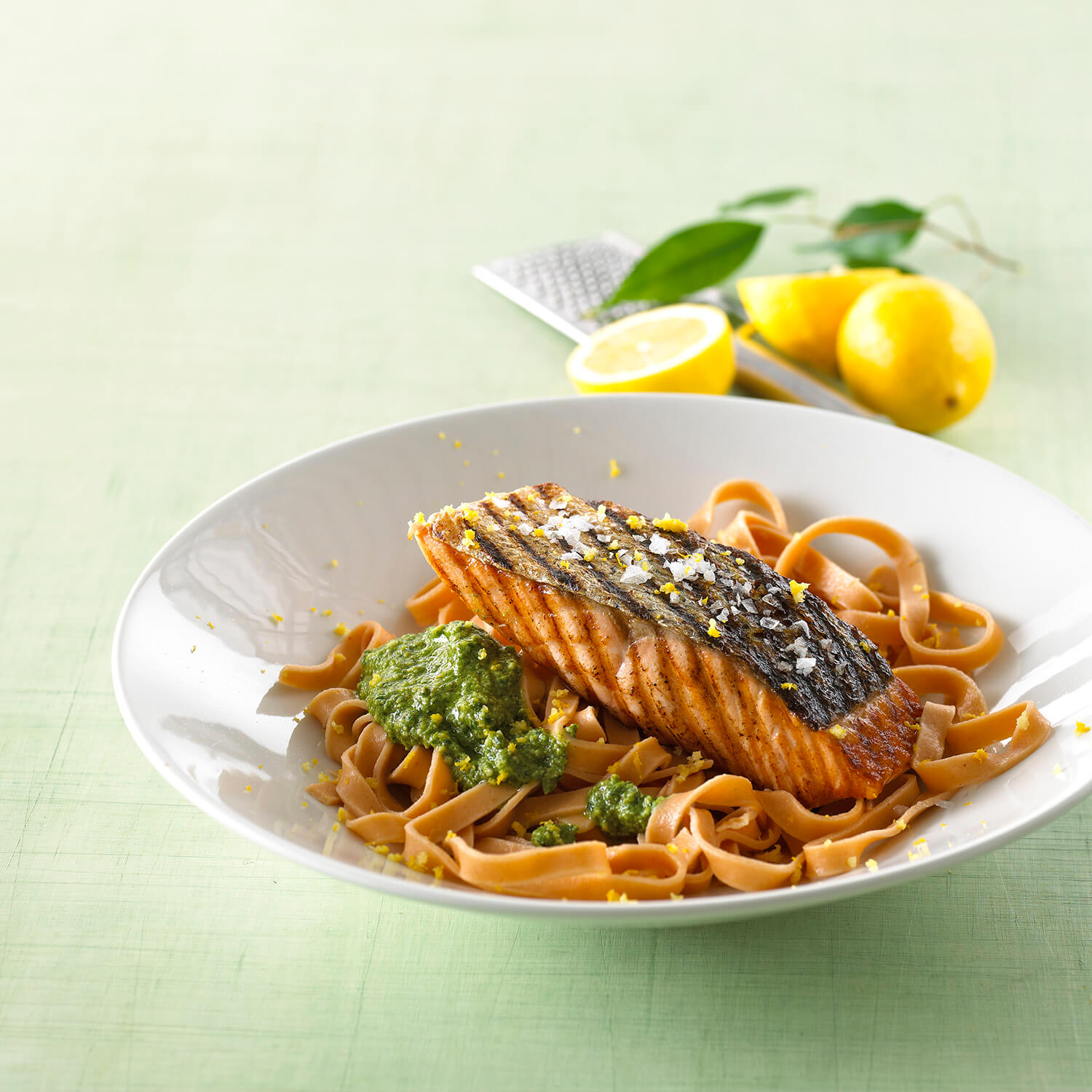 Grøntsagspasta med laks, hjemmelavet persillepesto og citronsauce - se opskrift