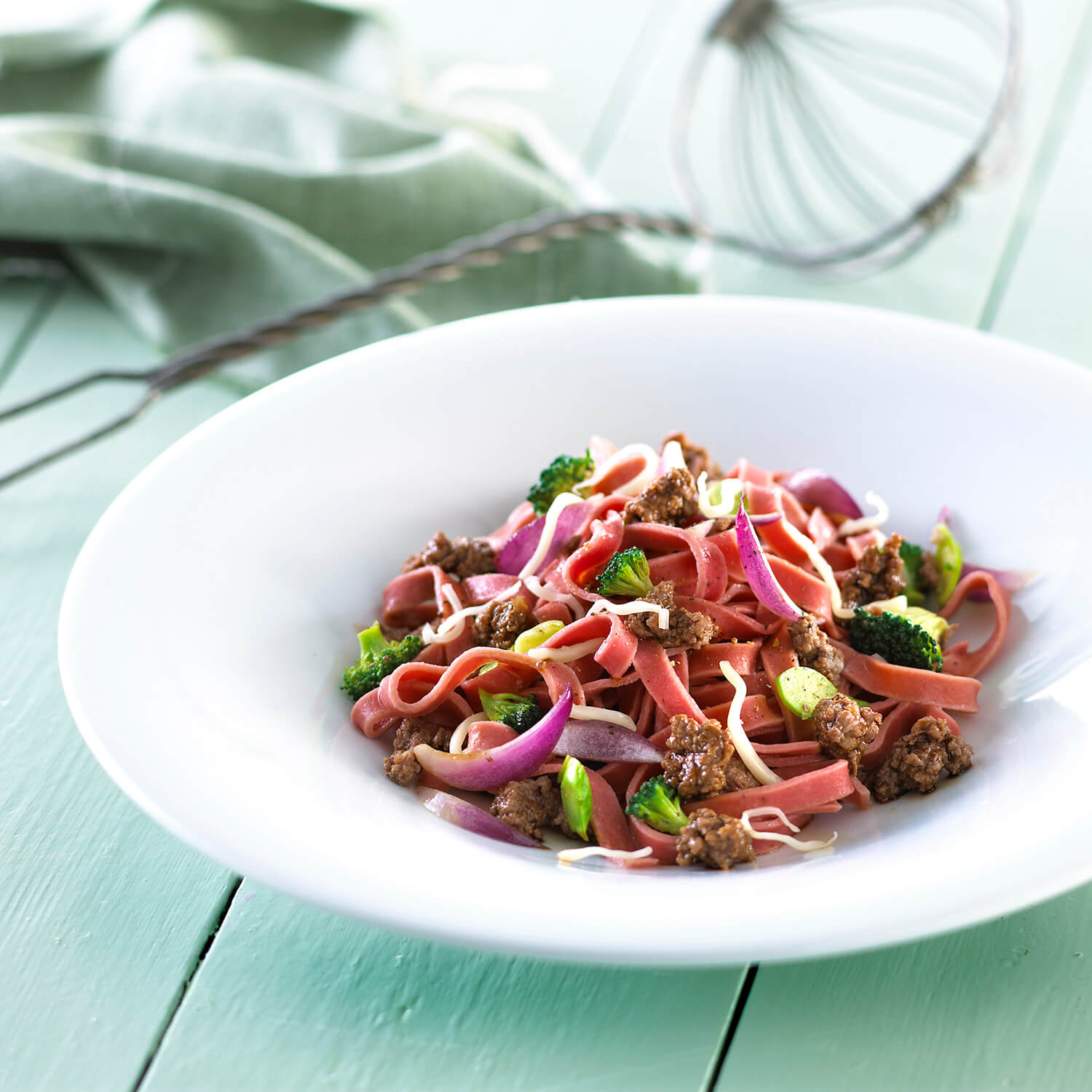 Grøntsagspasta opskrift - rødbede fettuccine med hakket oksekød og broccoli