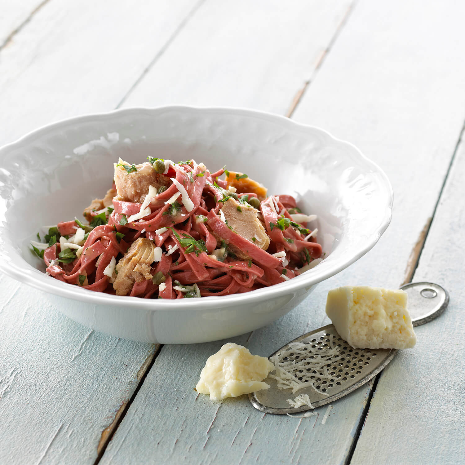 Rødbedepasta med tun, pecorino og kapers i cremet sauce - se opskrift