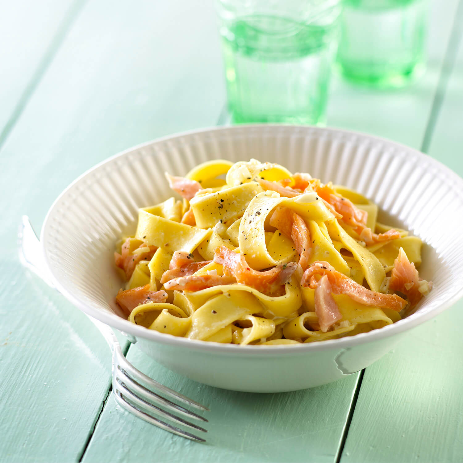 Pasta med fløde - lækker pappardelle ret med røget laks - se opskriften