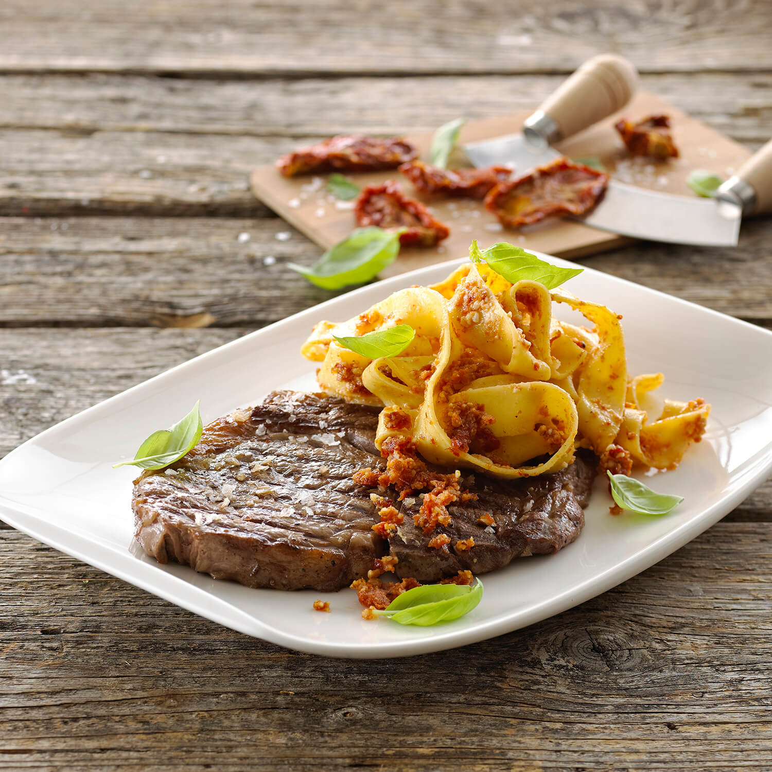 Pappardelle opskrift med hjemmelavet pesto og grillet ribeye - se opskriften