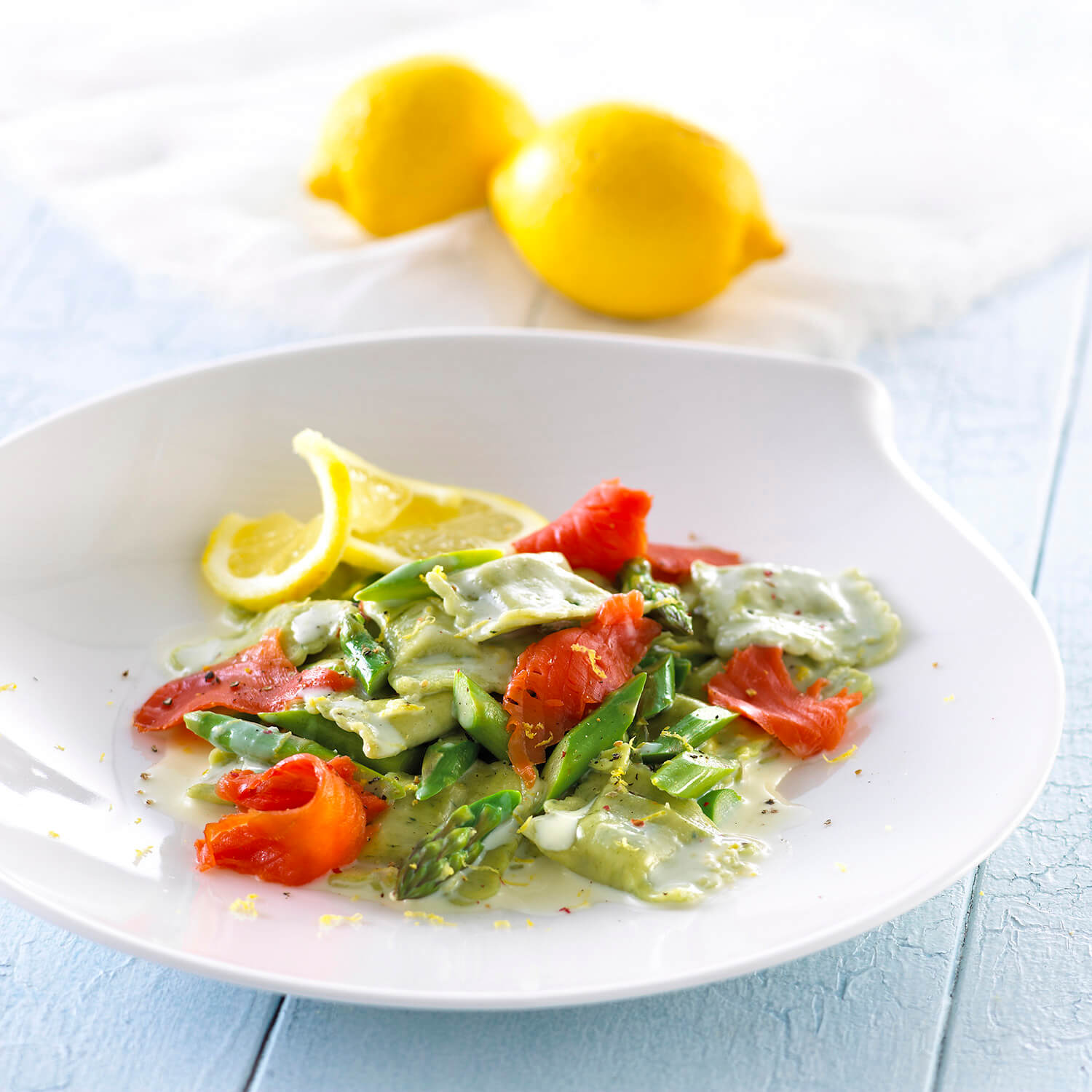 Pasta med røget laks, spinat, ost og citron-aspargessauce