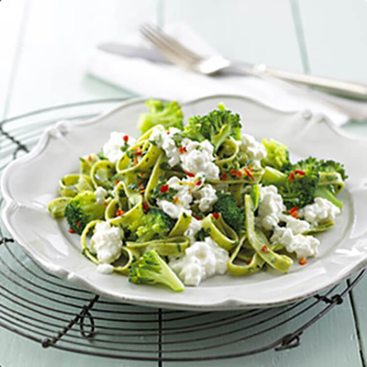 Pasta med broccoli og hytteost lavet med frisk fettuccine - se opskriften her