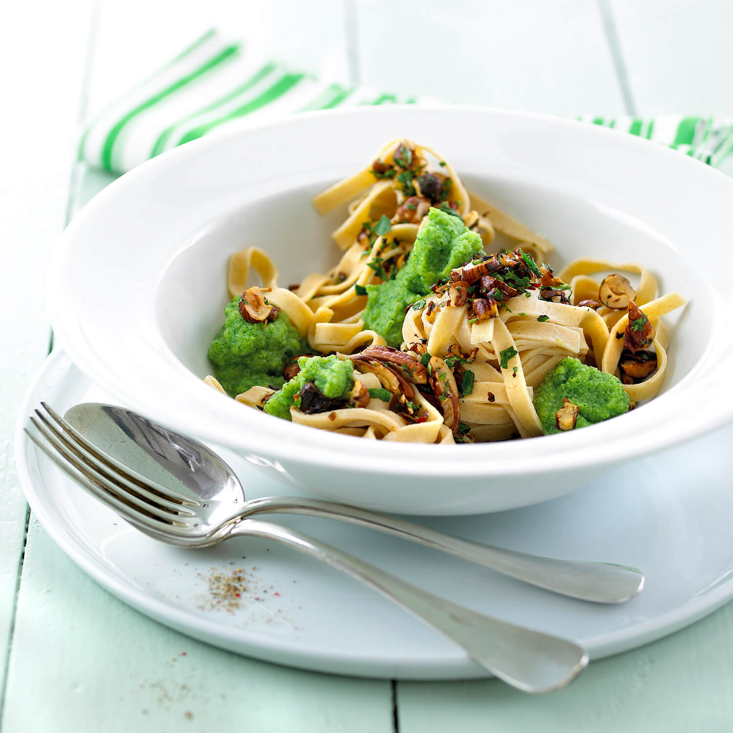 Sund pastaret - fuldkornspasta fettuccine med broccolipuré - se opskriften