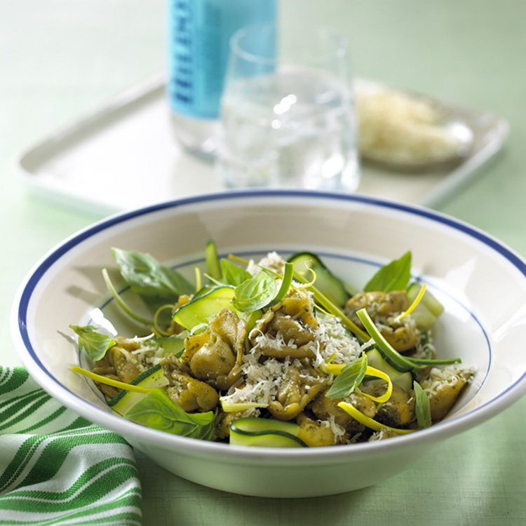 Pasta med pesto og porrer - simpel ret, smukt anrettet - se opskriften her