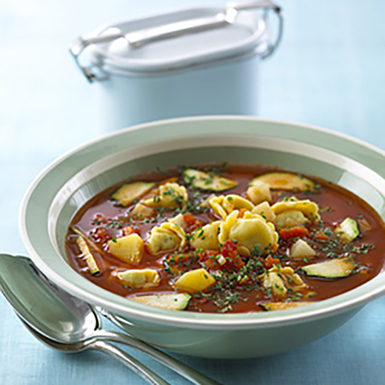 Grøntsagssuppe med fyldt pasta, rodfrugter, zittauerløg mm. - se opskriften